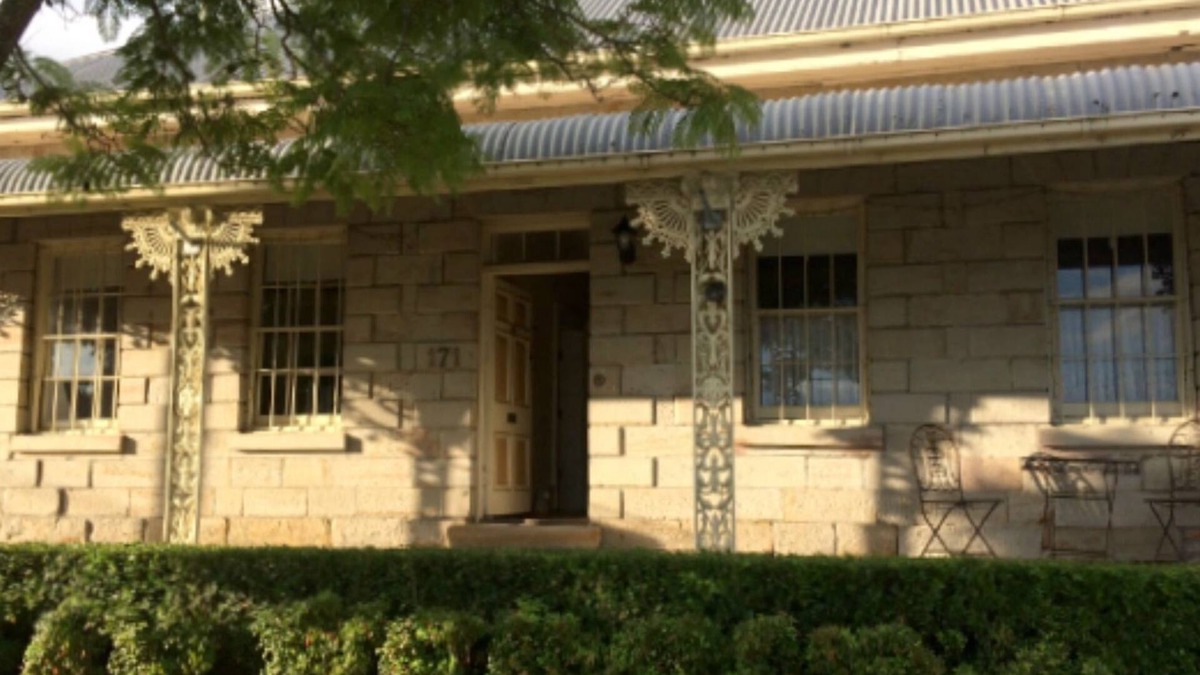 Morpeth Cottage | tnSurgeon`s Cottage Morpeth