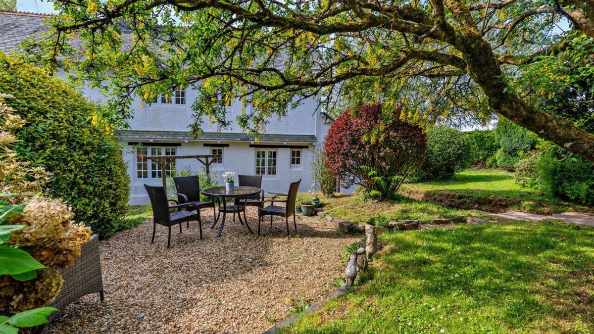 Gulworthy House | Toad Hall - Three Bedroom House, Sleeps 5