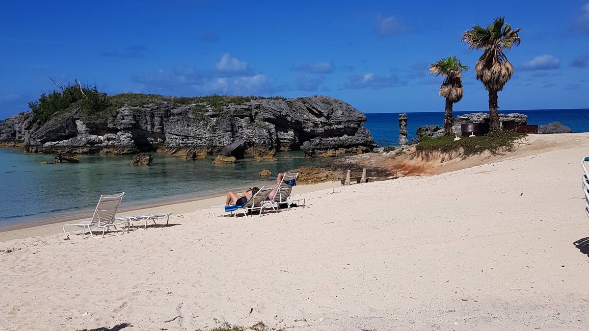 St. George's Apartment | TOBACCO BAY BEACH FRONT TRADITIONAL APARTMENT
