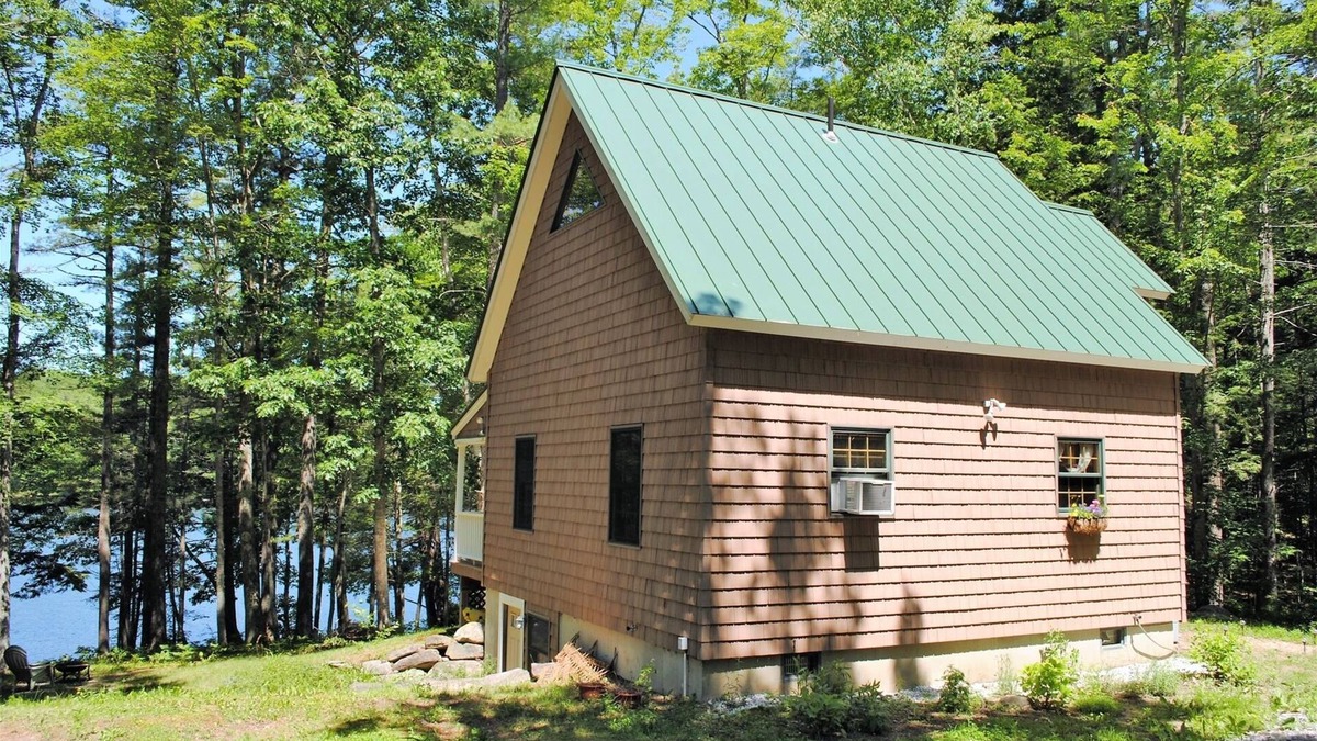 Nobleboro House | Tobinest - A loved family cottage with beautiful views of Damariscotta Lake