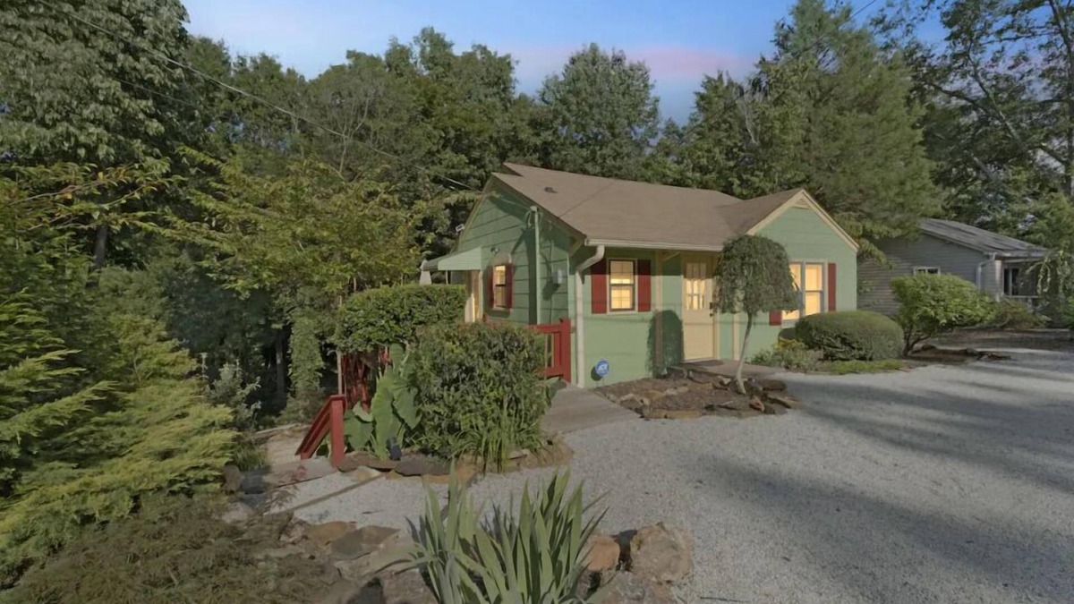 Toccoa Cottage | Toccoa Cottage—Hot Tub—10min to Toccoa Falls—30 miles to Helen