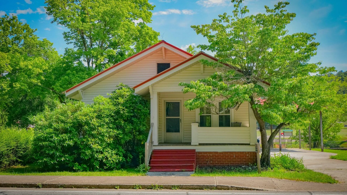 Williamstown House | Toccoa River House- Toccoa River Front, 2br/2ba, walk to town, Wifi