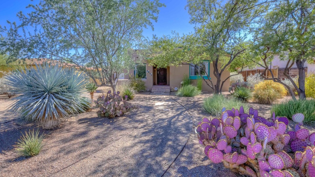 Blenman-Elm House | Tohono O'odham House: historic adobe close to UAZ with fire pit and more!
