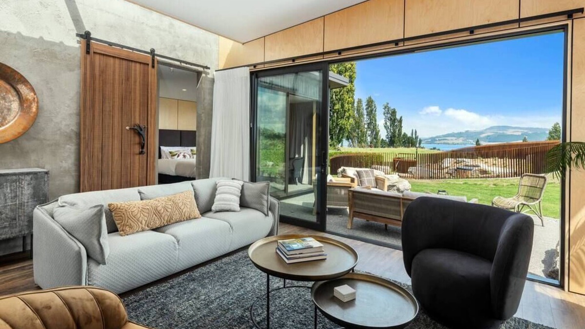 Hamurana Villa | Toka Ridge Lake view, Lux Villa 3bd2bth w/HotTub
