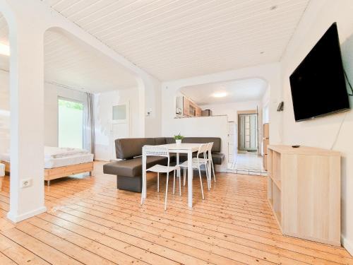 Buderich Apartment | Tolstov Apartments - 3 Room Apartments with Garden - 20 Min Messe DUS & Airport DUS