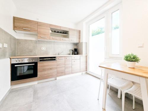 Marxloh Apartment | Tolstov Apartments - Monteurwohnungen mit 3 Zimmern , Balkon und Parkplatz