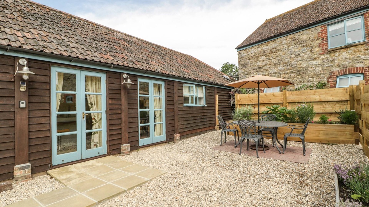 Yeovil Cottage | TOM'S BARN, pet friendly, with a garden in Yeovil, Somerset