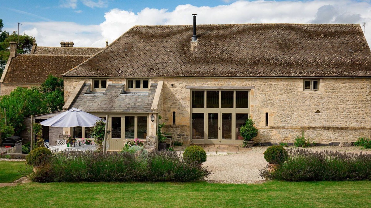 Andoversford Cottage | Tom's Barn - sleeps 10 guests in 5 bedrooms