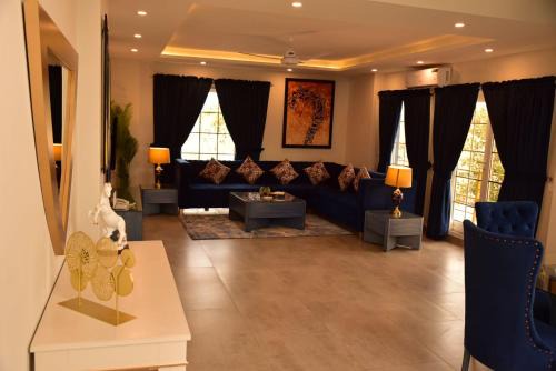 Peshawar Apartment | Tom's Luxury Hotel