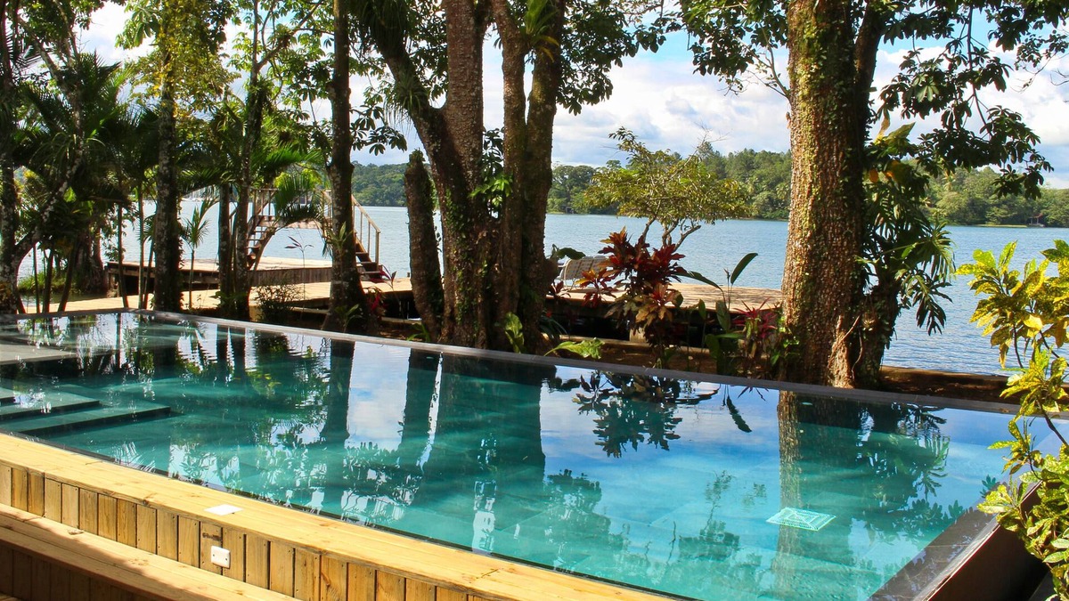 Livingston House | ☀Tom's Paradise: River Front View, Private Pool, A/C + Free Breakfast