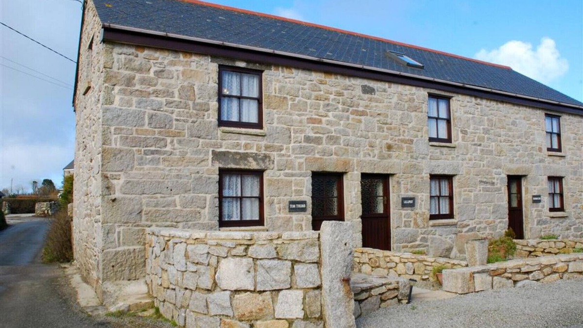 Penryn Cottage | Tom Thumb, far reaching views of the countryside.