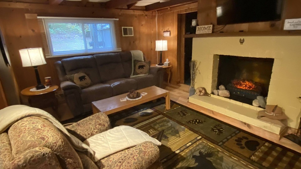 Irons Cabin | Toma trail cozy cabin, it’s hunting time and salmon are loaded in rivers