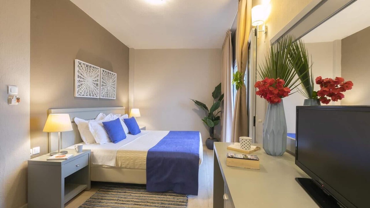 Skiathos Town Hotel | Tomato Beach Hotel in Skiathos