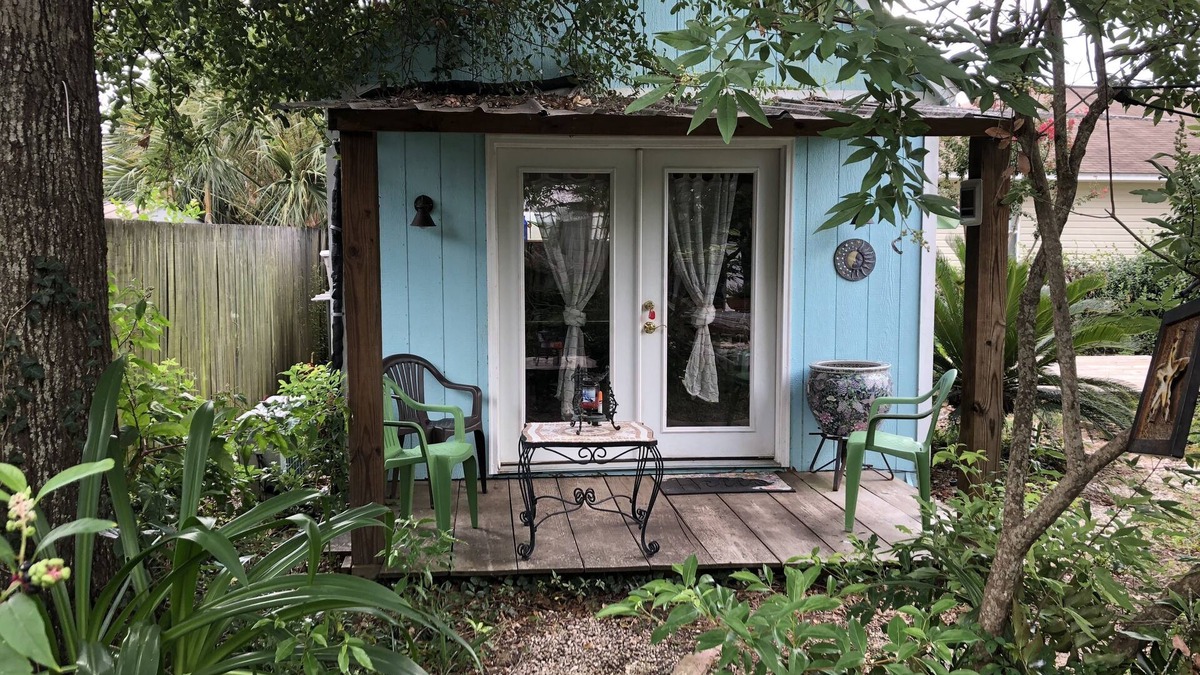 East Hill House | Tommy's Zen Garden and Cottage, a wonderful peaceful retreat!