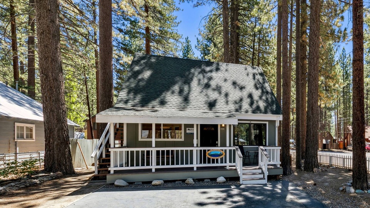 South Lake Tahoe Cabin | Tommy Tee's Forest Cottage: Hot Tub, Close to Lake & Skiing