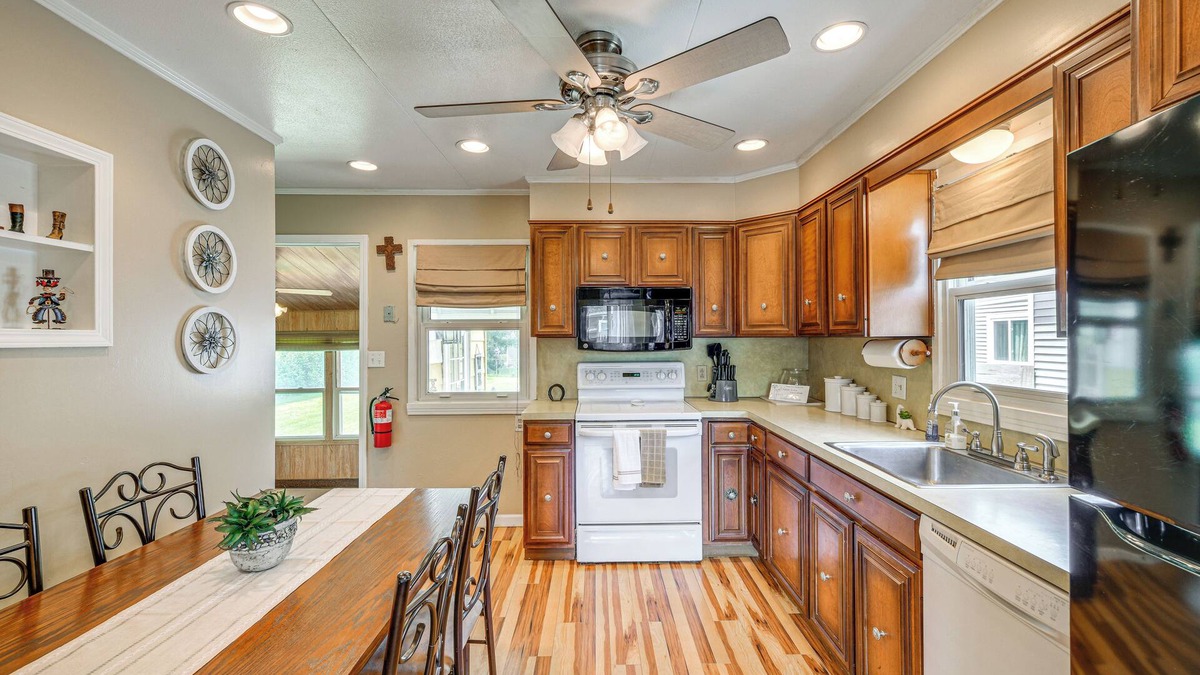 Tonawanda House | Tonawanda Home w/Gas Grill Near Niagara Falls!