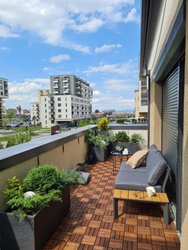 Tractorul Apartment | Tonic Studio Coresi
