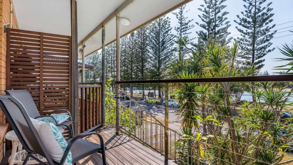 Burleigh Heads Apartment | Tony's Getaway in Koala Park + Amazing Beach Views