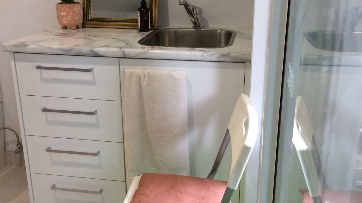Toorak Cabin | Toorak pristine central area pool, minutes to transport, shops, services.