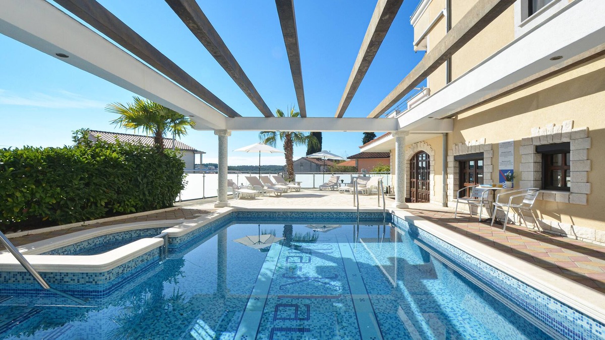 Okrug Gornji Apartment | TOP apartment for 2-4 people, pool, great sea view, ideal location
