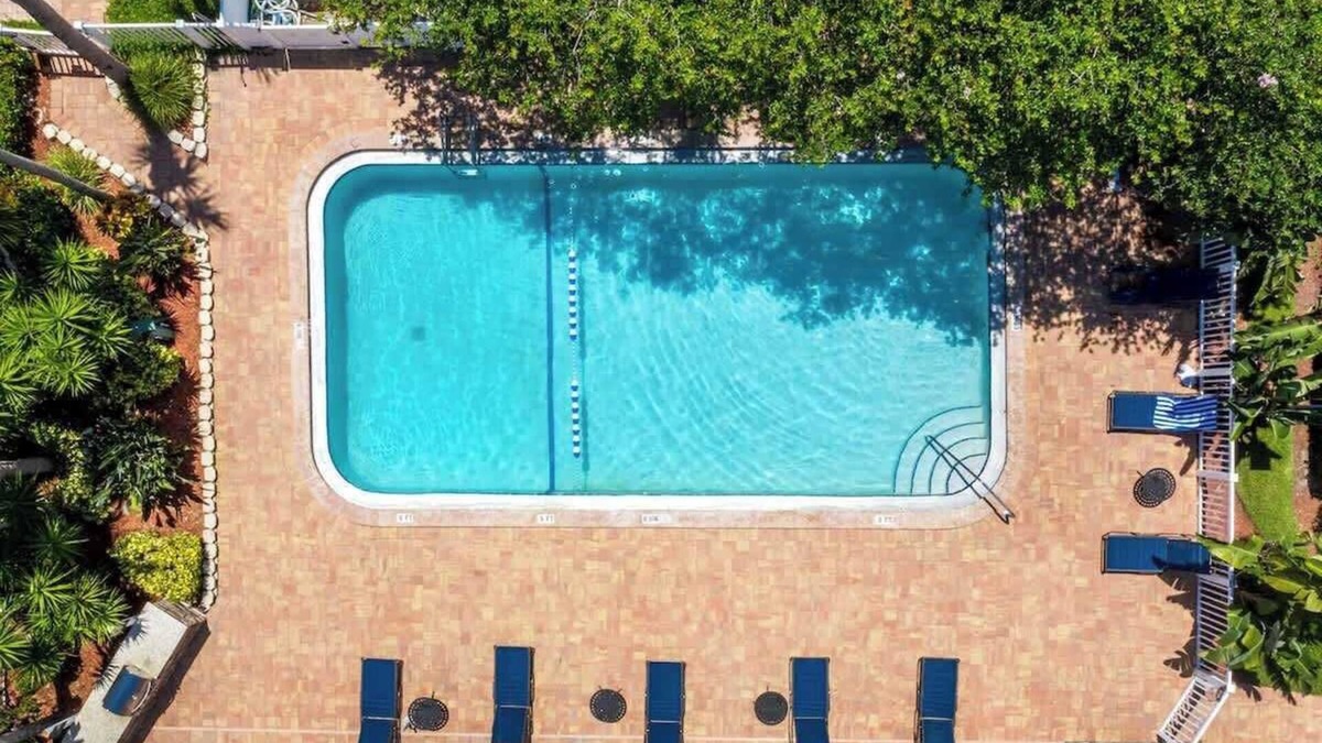 Anona Apartment | Top Balcony, Pool, 5 min to Beach @Sunnyside Palms