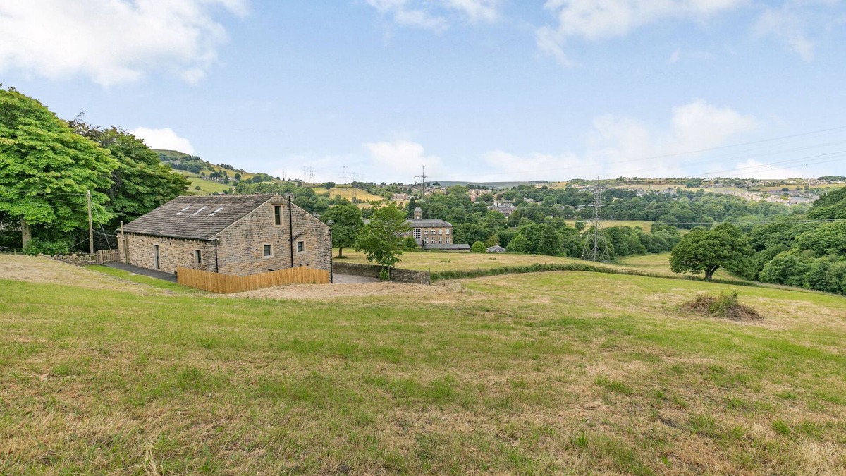 Rishworth Cottage | TOP BARN, with hot tub in Rishworth, Yorkshire