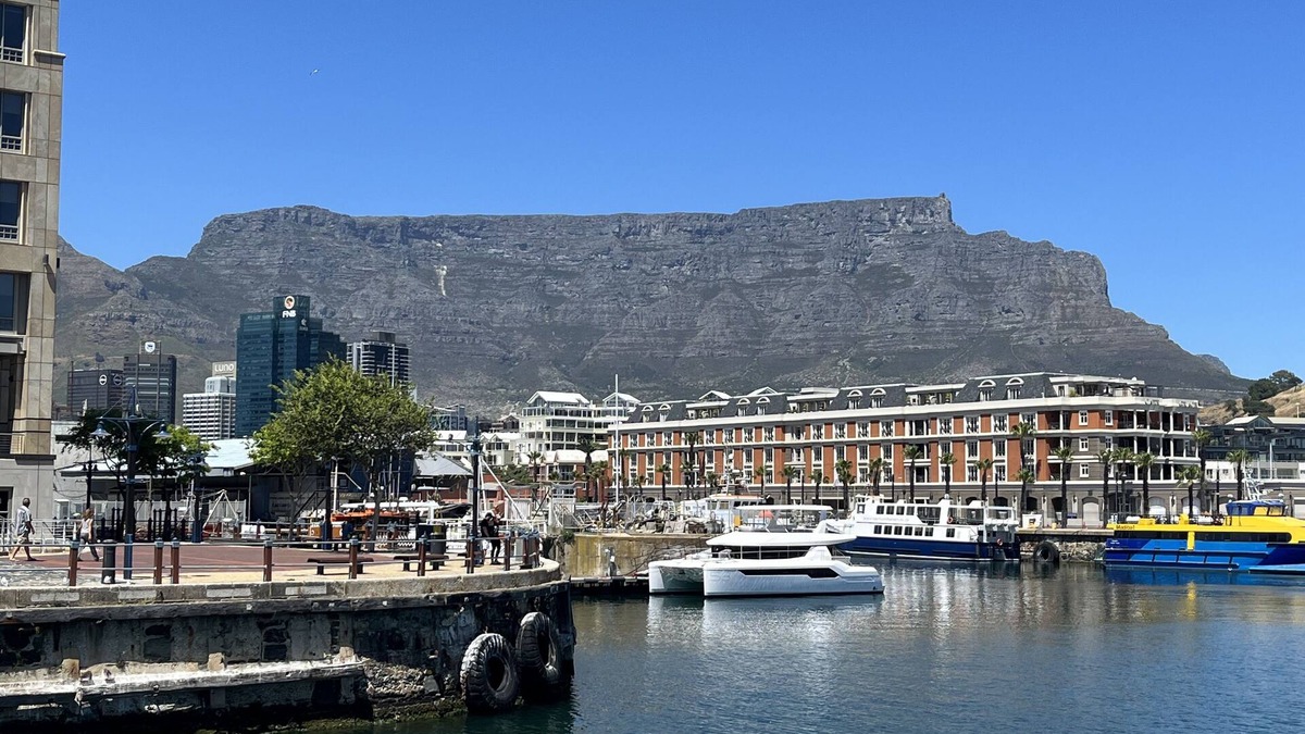 Sea Point Apartment | Top Corner Apartment With Views To Robben Island and a corner of Table Mountain