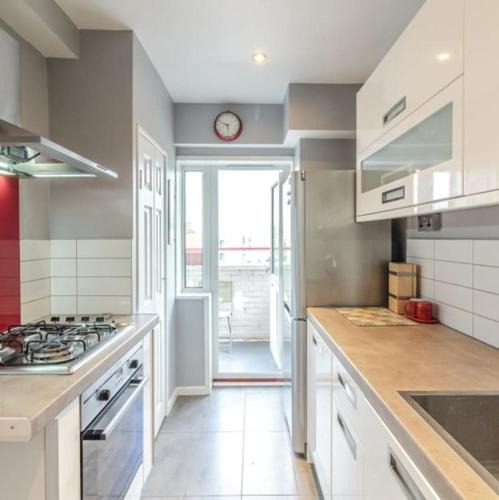 South Camberwell Apartment | Top Floor 1 Bedroom Apartment with views over London