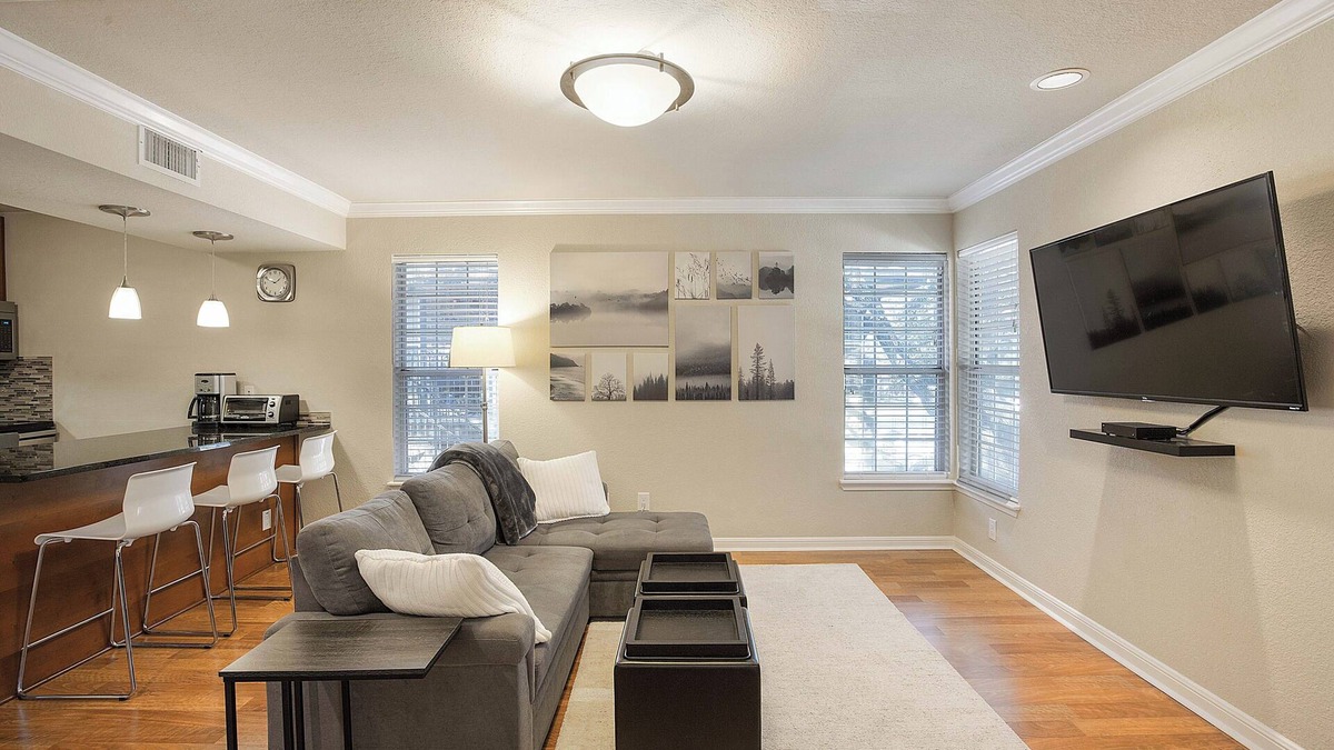 Allandale Apartment | Top floor 1-bedroom in North Central Austin with King Bed and Workstation