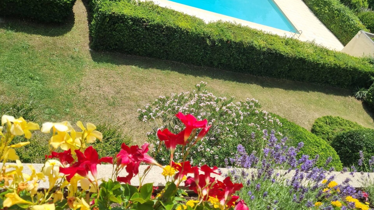 Les Beaux-Arts Apartment | Top floor apartment with pool in a city center park near the Corum