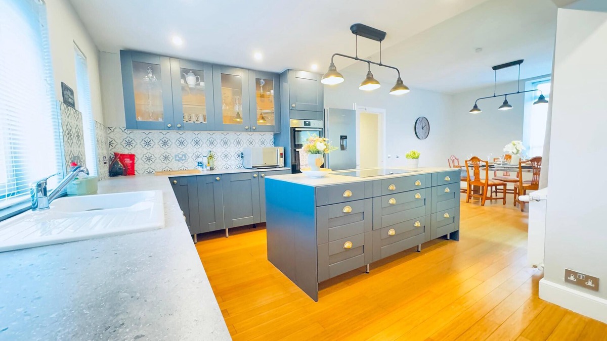 Gorgie Apartment | Top Floor Apartment with Castle Views
