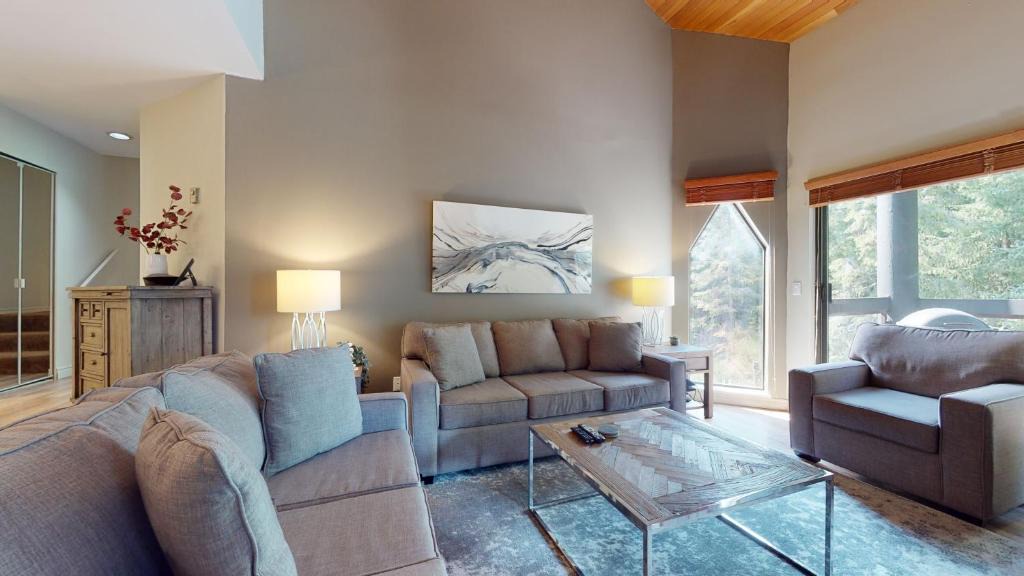 Blueberry Hill House | Top Floor Apartment with Pool and Hot Tub by Harmony Whistler