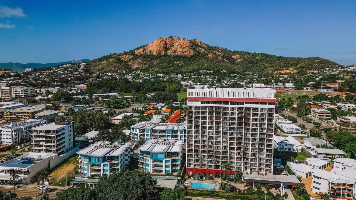 North Ward Apartment | Top Floor Aquarius best location & Ocean Views in Townsville Fast WiFi Kayo