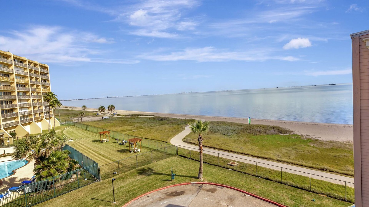 North Beach Condo | Top Floor Beachfront Condo - newly remodeled!