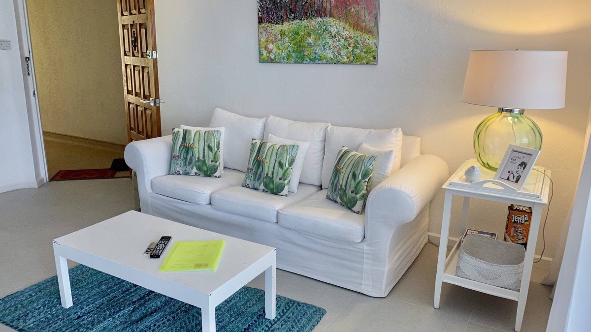 Sunset Crest Condo | Top Floor Beautifully Renovated Condo near Beaches & Town Centre