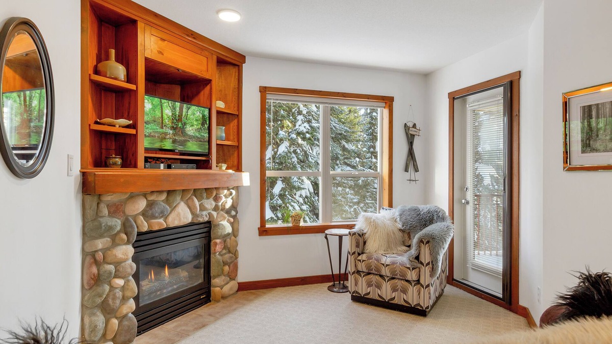 Silver Star Mountain Condo | Top floor 1 bedroom condo at Creekside - pet friendly, large deck & ski-in/out