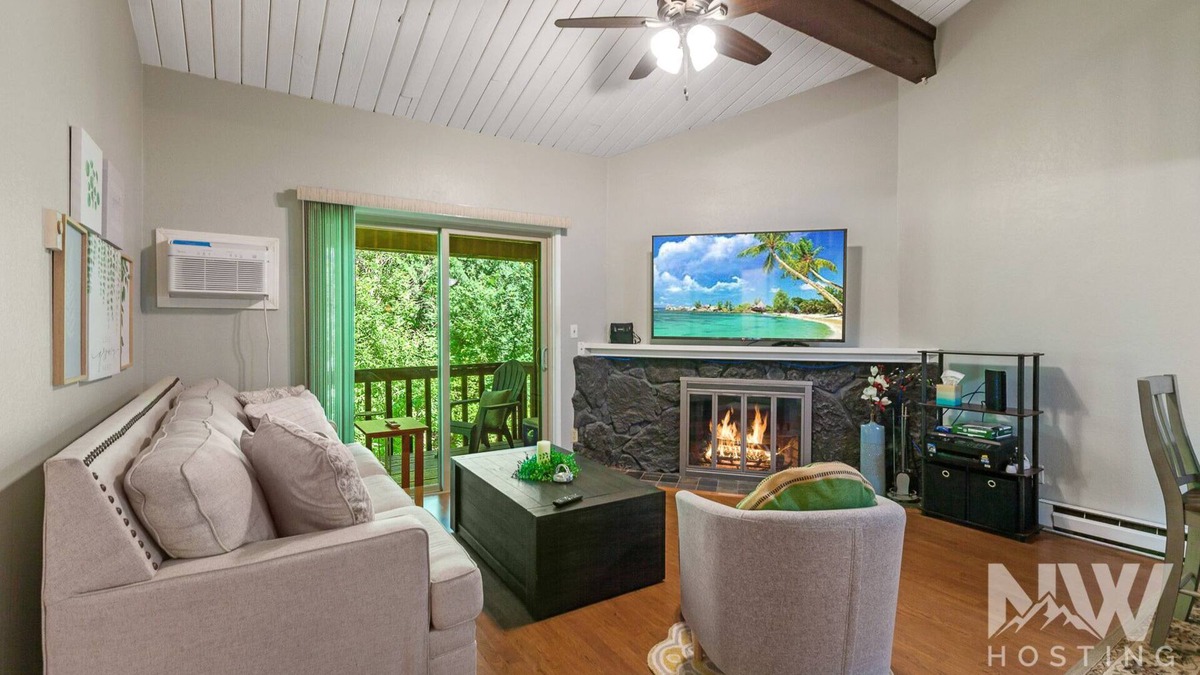 Rathdrum Condo | Top-Floor Condo—Covered Parking, Community Pool, and Stunning Golf Course Views!