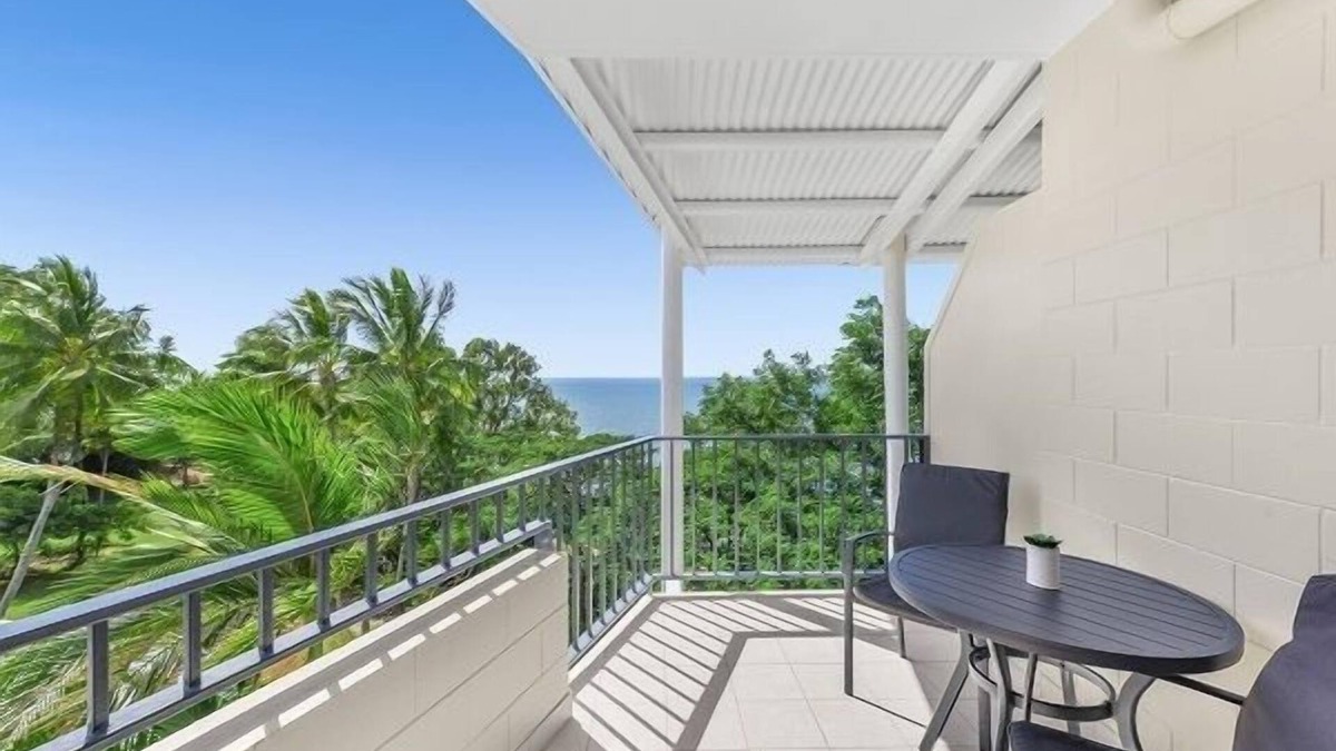 Trinity Beach Apartment | Top Floor - Enjoy the Sea Breeze