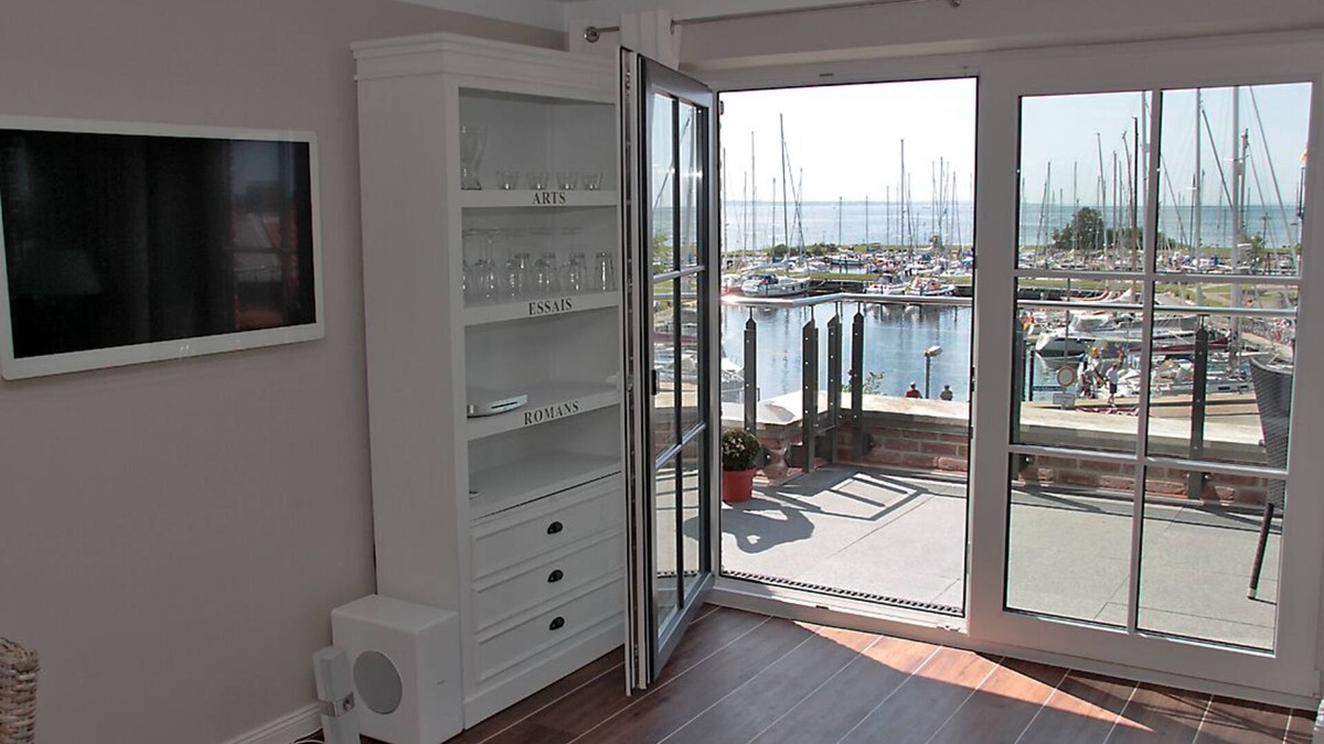 Lemkenhafen Apartment | Top Floor Flat with roof terrace and harbour view