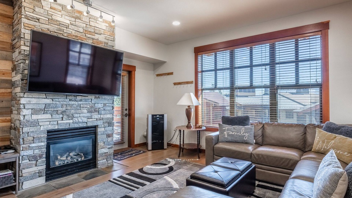 Mammoth Lakes Condo | Top Floor Gorgeous 2BR/2BA Unit in The Village with Great View!
