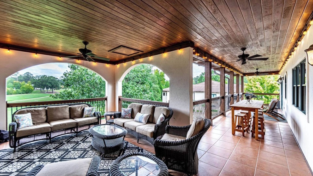 Lake Oconee House | Top-floor Lake Oconee condo with fairway-view balcony, full kitchen