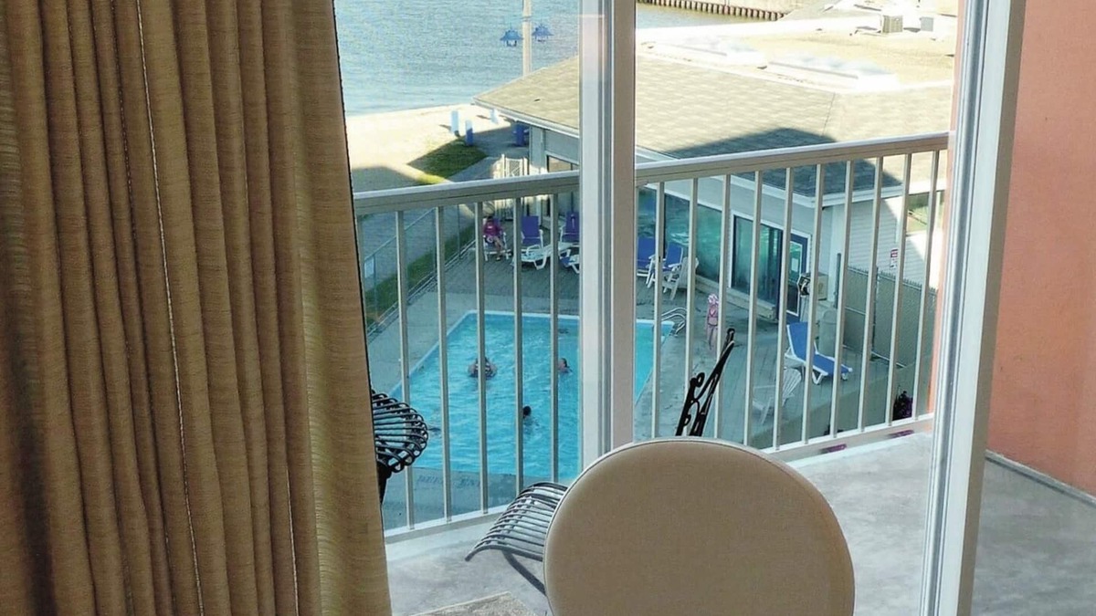 Gimli Condo | Top floor Lakeview Hotel One Bedroom available Aug 1-8 Icelandic festival week