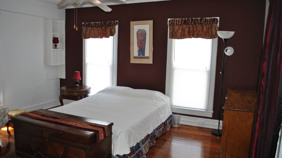 DeLand Apartment | Top floor of Victorian, 2/2, near Stetson, sky diving, springs, river, beaches