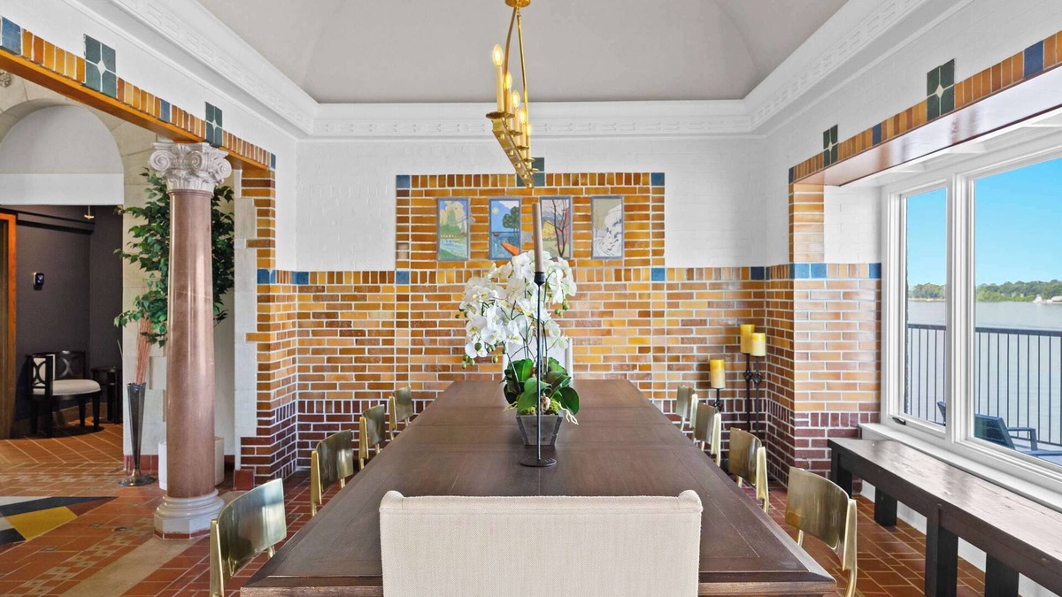 Louisville House | Top-Floor Riverside Retreat|Timeless Charm & Views