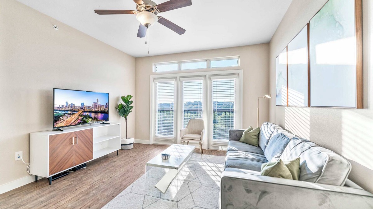 Montopolis Apartment | Top Floor SoCo 2BR King Suite | 8 mins to Downtown
