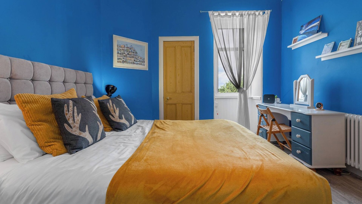 Dalry Apartment | Top Floor Spacious King Size Apartment | City Views | Excellent Transport Links