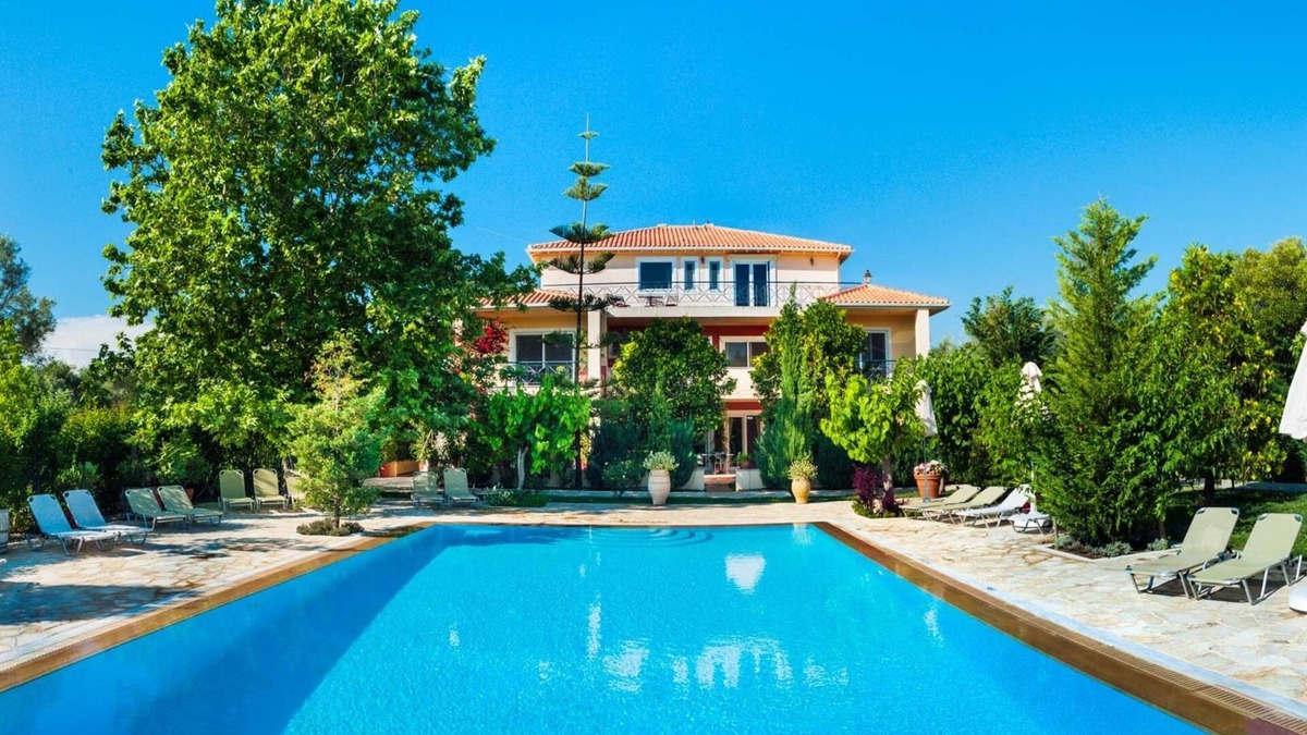 Lefkada Town Villa | Top floor suite near to the town and close to the beach