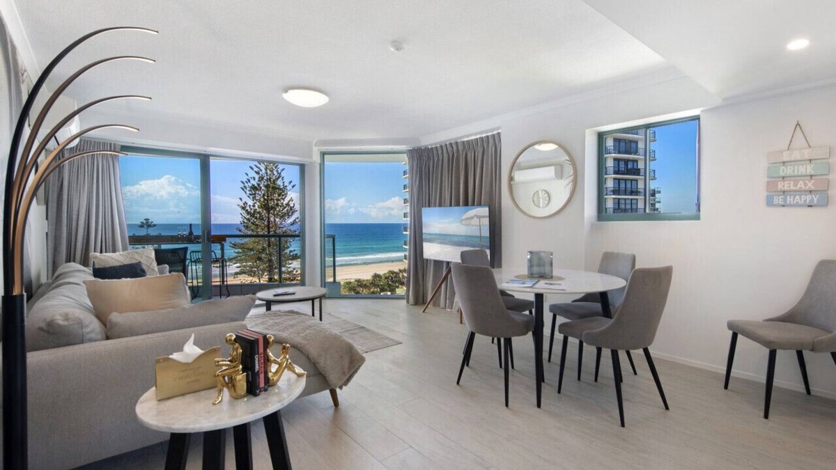 Surfers Paradise Apartment | Top floor unit 2 bedrooms - Direct Beach Access