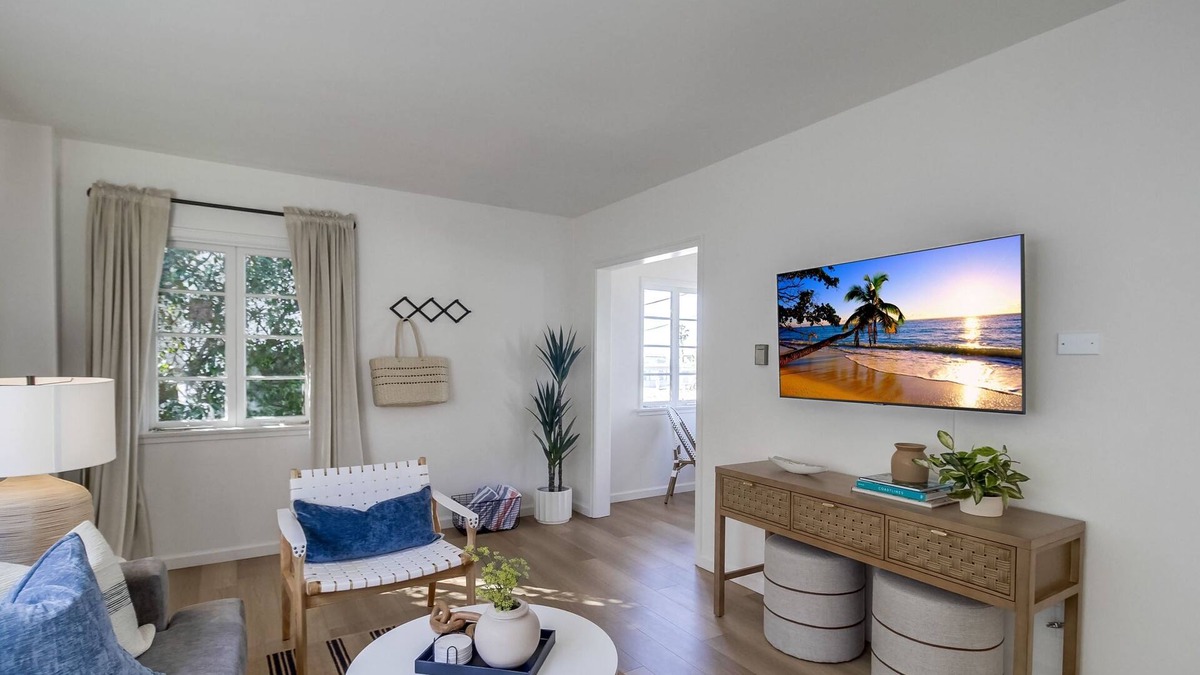 Beach Barber Tract Condo | Top Level Corner Unit ★ Steps to Windansea Beach ★ Dog Ok