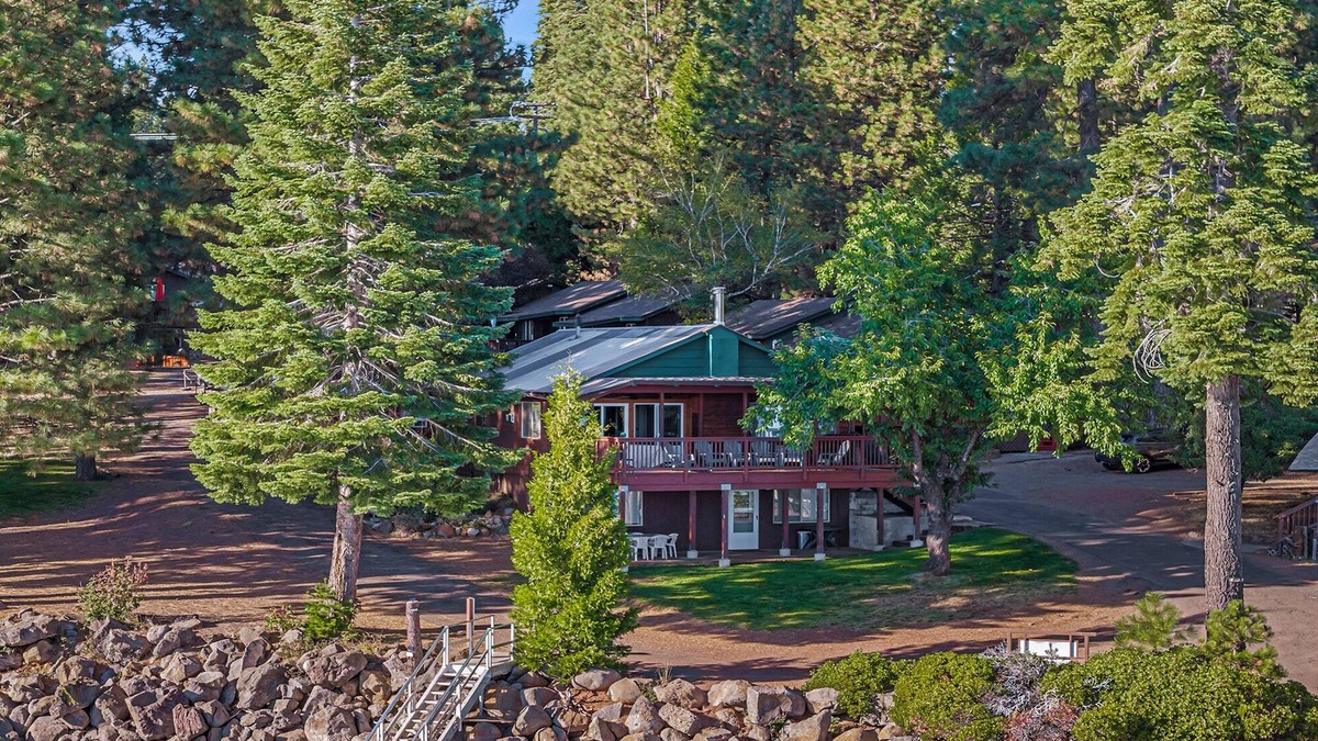 Peninsula Village Cabin | Top-Level Lake Almanor Getaway 11 ~ Lake Views